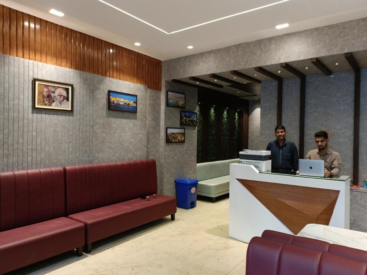 Hotel Vrinda Inn Udaipur Bagian luar foto