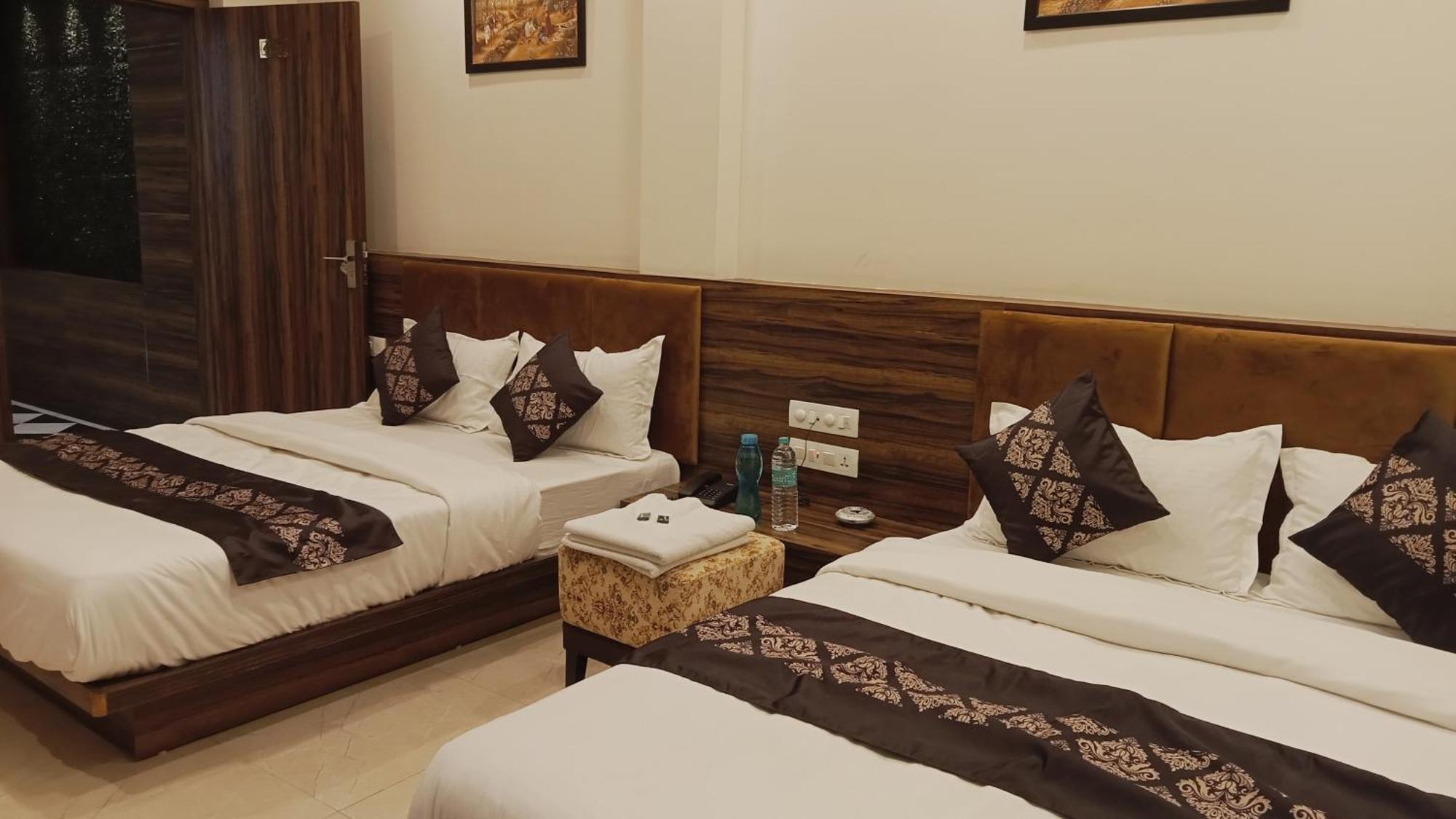 Hotel Vrinda Inn Udaipur Bagian luar foto