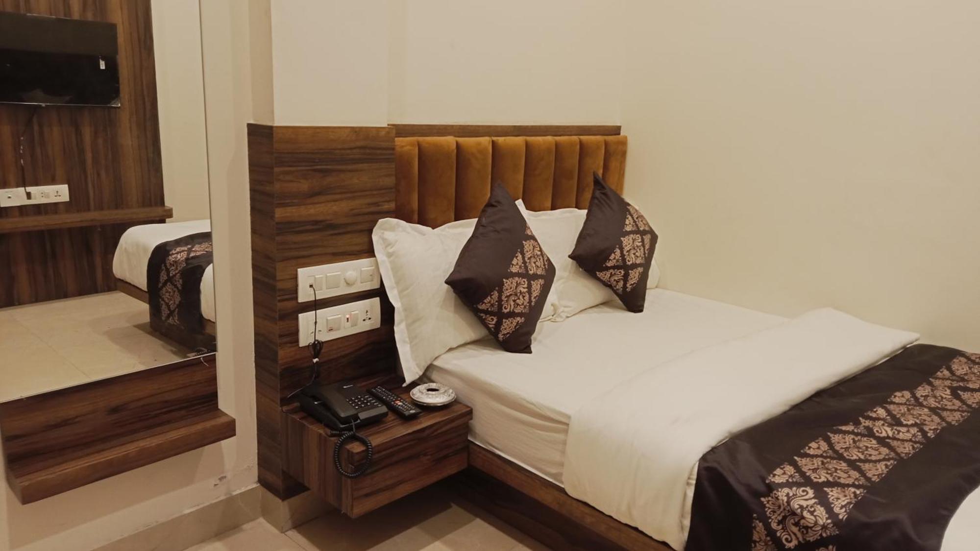 Hotel Vrinda Inn Udaipur Bagian luar foto