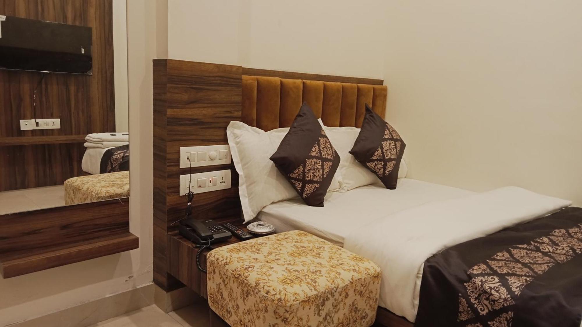 Hotel Vrinda Inn Udaipur Bagian luar foto